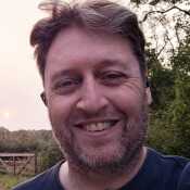 Sometimes goatee, sometimes lightly beardy, sometimes clean-shaven.